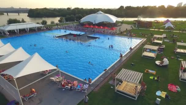 Ferienpark mit Schwimmbad. — Stockvideo