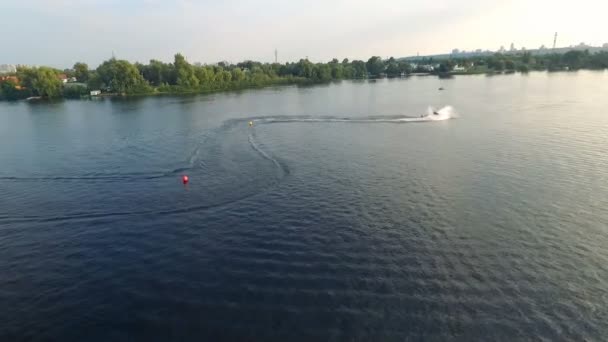 De Camera vliegt Over het oppervlak van de rivier — Stockvideo