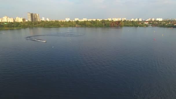 La caméra survole la surface de la rivière — Video