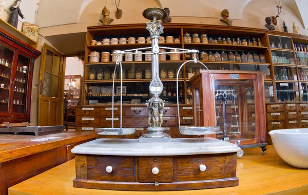 Antigua farmacia en Lviv — Foto de Stock