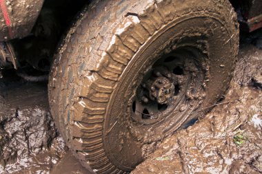 SUV kirli tekerlek