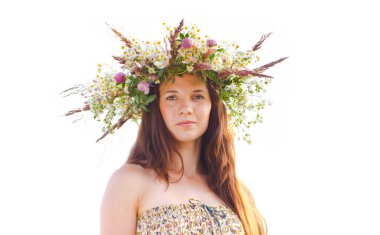 kafasında bir çelenk ile kız