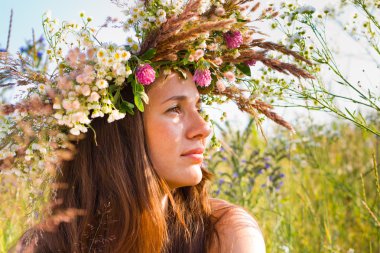 kafasında bir çelenk ile kız