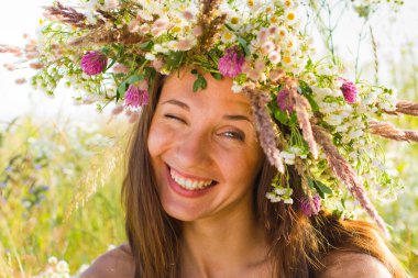 kafasında bir çelenk ile kız