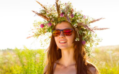 kafasında bir çelenk ile kız