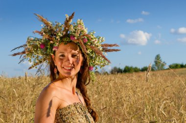 kafasında bir çelenk ile kız