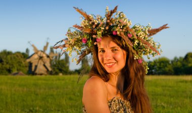 kafasında bir çelenk ile kız