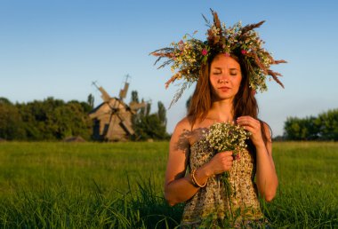 değirmen arka planı kafasına bir çelenk ile kız