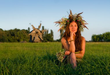 değirmen arka planı kafasına bir çelenk ile kız