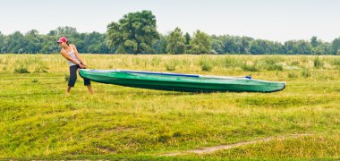 Kano alanın karşısındaki çekerek kız
