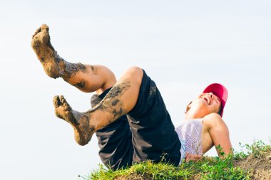 Çim üzerinde yalan kız kirli ayakları. 