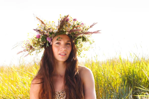 kafasında bir çelenk ile kız