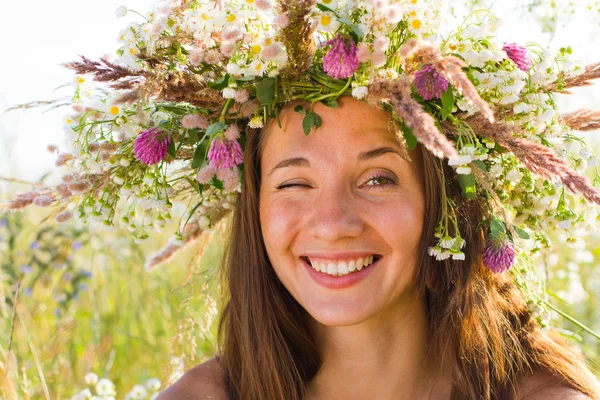 Fille avec une couronne sur la tête — Photo