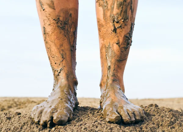 Pés sujos. Pés nus estão no chão — Fotografia de Stock