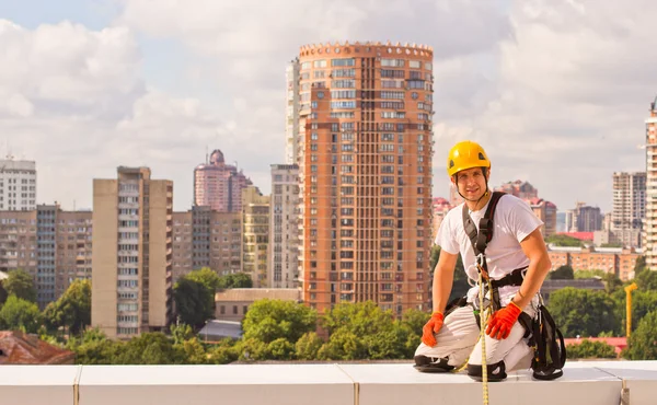 Trabalhador no telhado — Fotografia de Stock