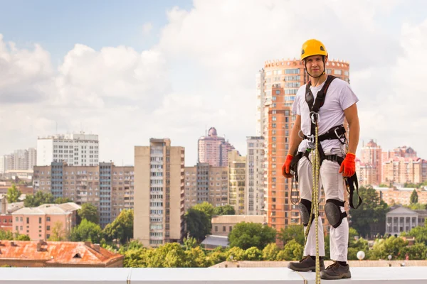 Worker on the roof — Stock Photo, Image