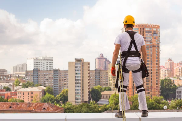 Trabajador en el tejado — Foto de Stock