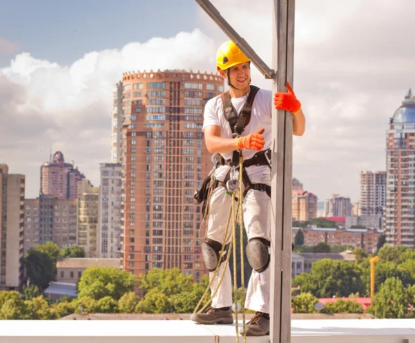 Worker on the roof — Stock Photo, Image