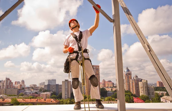 Worker on the roof — Stock Photo, Image