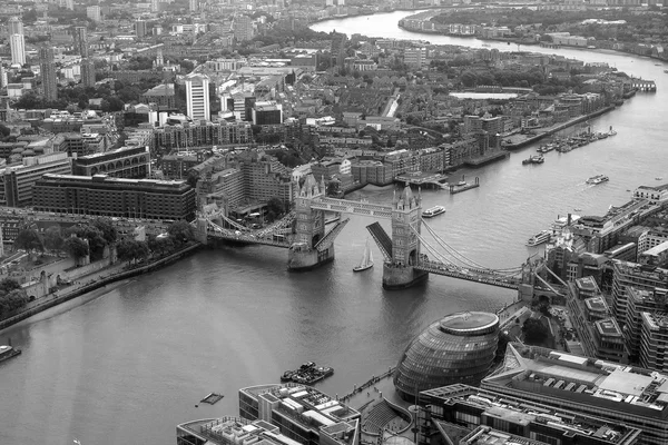 Luchtfoto van de rivier de Theems in Londen — Stockfoto