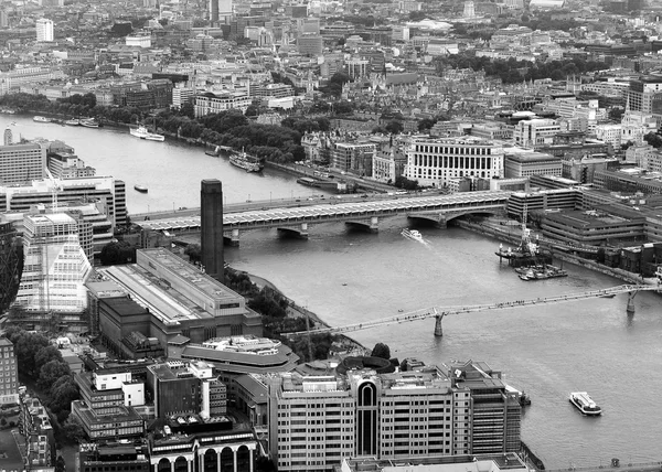 在伦敦泰晤士河畔的鸟瞰图 — 图库照片
