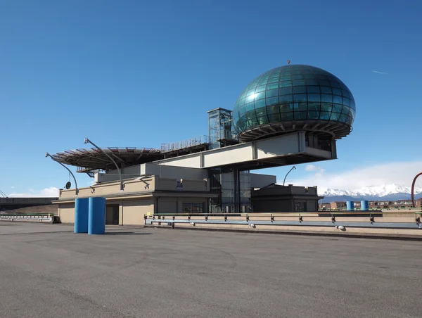 Lingotto 会议中心和在都灵的直升机停机坪 — 图库照片