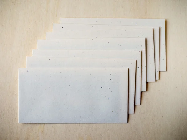 Koperta list na stół z drewna — Zdjęcie stockowe