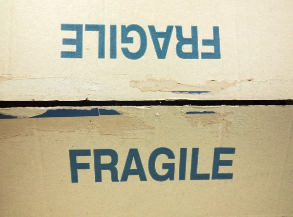 Étiquette fragile sur le paquet — Photo