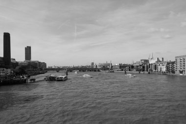 Siyah beyaz Londra'da Thames Nehri