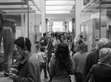Londra'da British Museum'da turist siyah beyaz