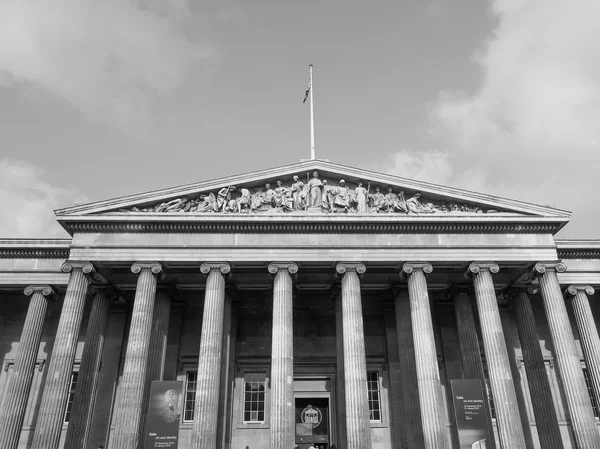 Turisti al British Museum di Londra in bianco e nero — Foto Stock