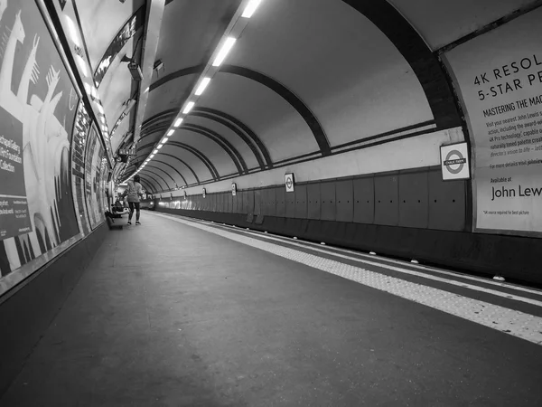 Plataforma de tubo em Londres em preto e branco — Fotografia de Stock