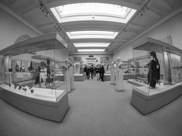 Tourists at British Museum in London in black and white — Stock Photo, Image