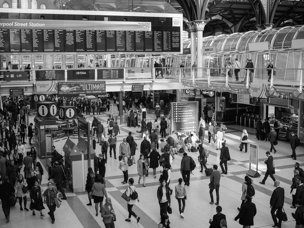 Liverpool Street station i London i svart och vitt — Stockfoto