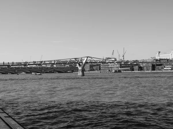Řeka Temže v Londýně v černé a bílé — Stock fotografie