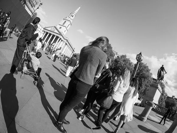 Tourists visiting London in black and white — Stock Photo, Image