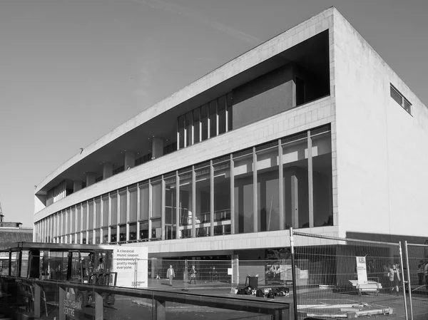 Royal Festival Hall em Londres em preto e branco — Fotografia de Stock