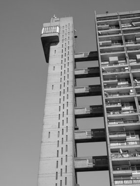 Trellick Tower siyah beyaz Londra'da