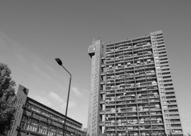 Trellick Tower siyah beyaz Londra'da