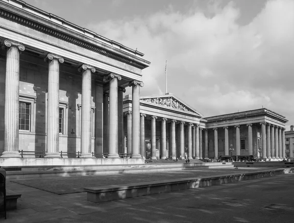 Turistas no Museu Britânico em Londres em preto e branco — Fotografia de Stock
