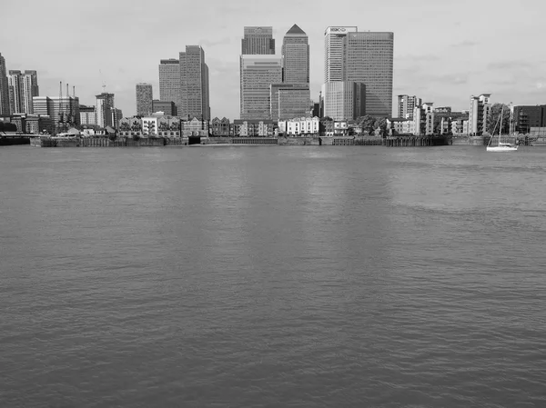 Canary Wharf skyline i London i svart och vitt — Stockfoto