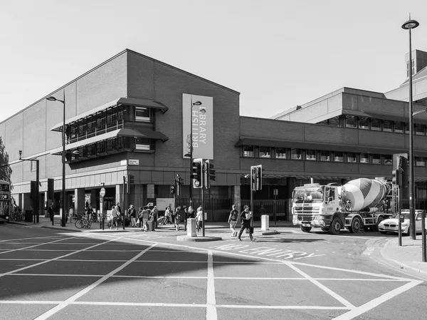 British Library in Londen in zwart-wit — Stockfoto