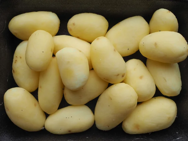 Potatis grönsaker i en balja — Stockfoto