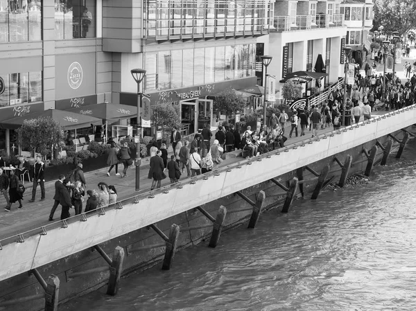 Τάμεση South Bank του Λονδίνου σε μαύρο και άσπρο — Φωτογραφία Αρχείου