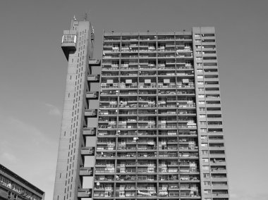 Trellick Tower siyah beyaz Londra'da