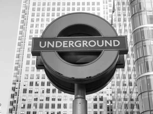 Estación de metro Canary Wharf en Londres en blanco y negro —  Fotos de Stock