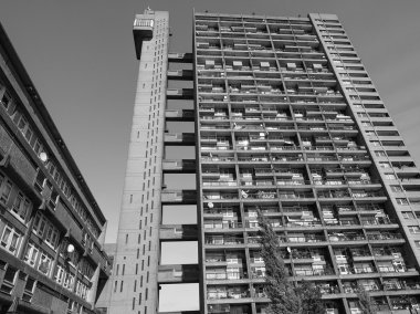 Trellick Tower siyah beyaz Londra'da