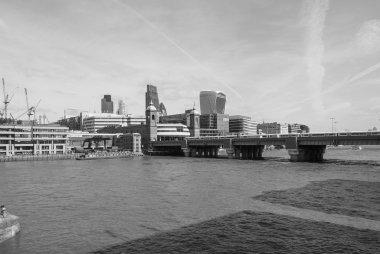 Siyah beyaz Londra'da Thames Nehri