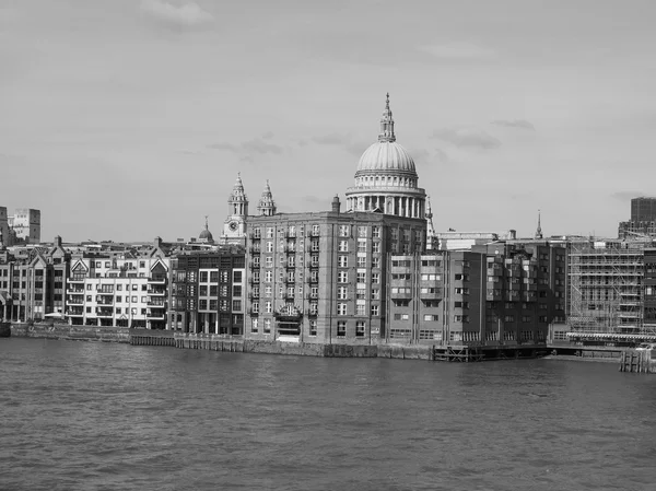 Ποταμό Τάμεση στο Λονδίνο σε μαύρο και άσπρο — Φωτογραφία Αρχείου