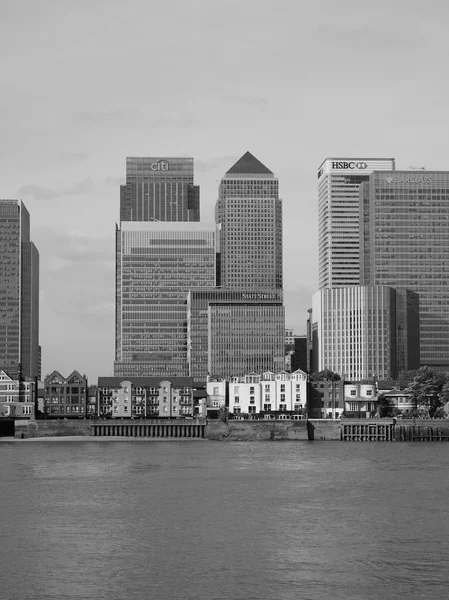 Canary Wharf skyline i London i svart och vitt — Stockfoto